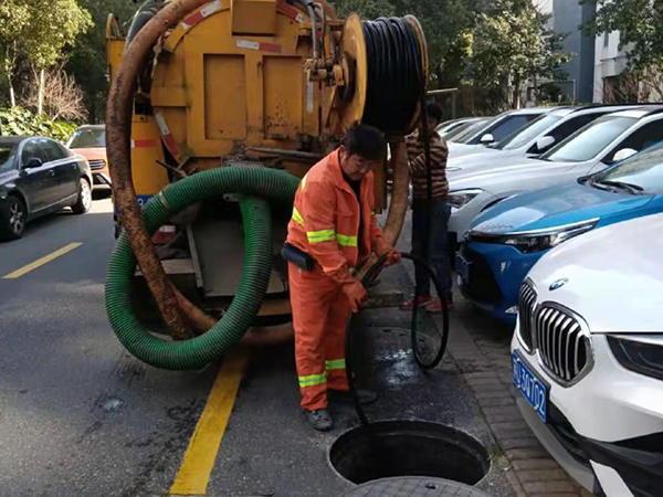 月湖排污管道清淤