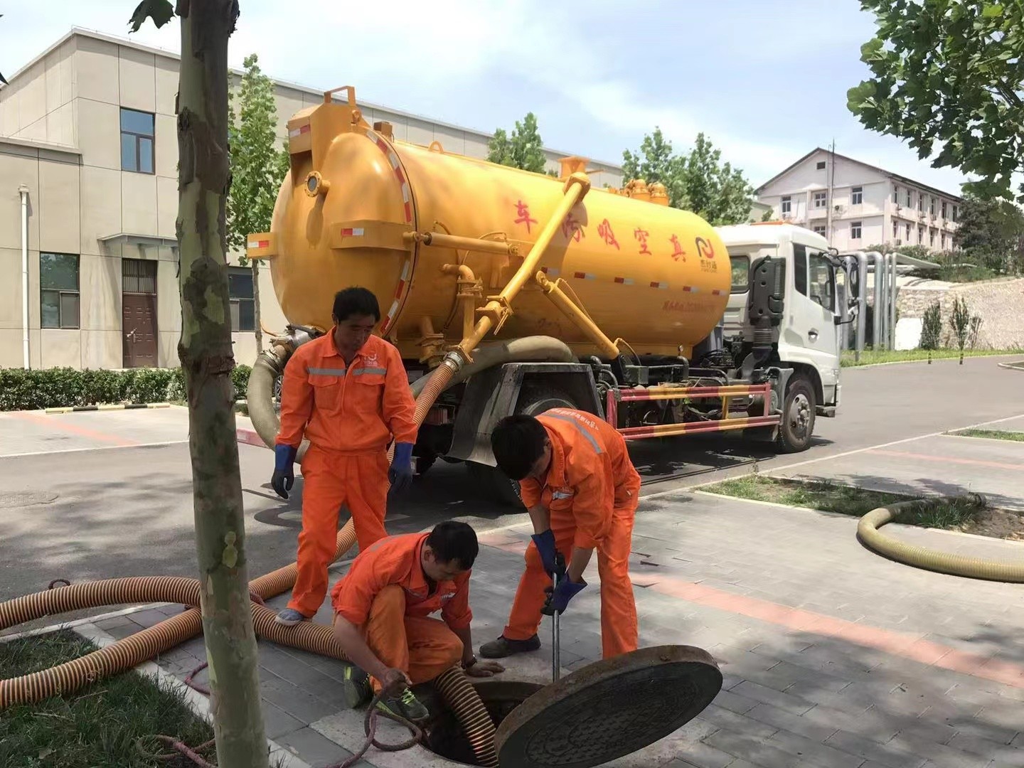 月湖管道疏通车停在窨井附近