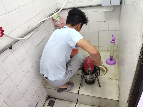 月湖管道堵塞冒臭气 专业师傅现场解决问题