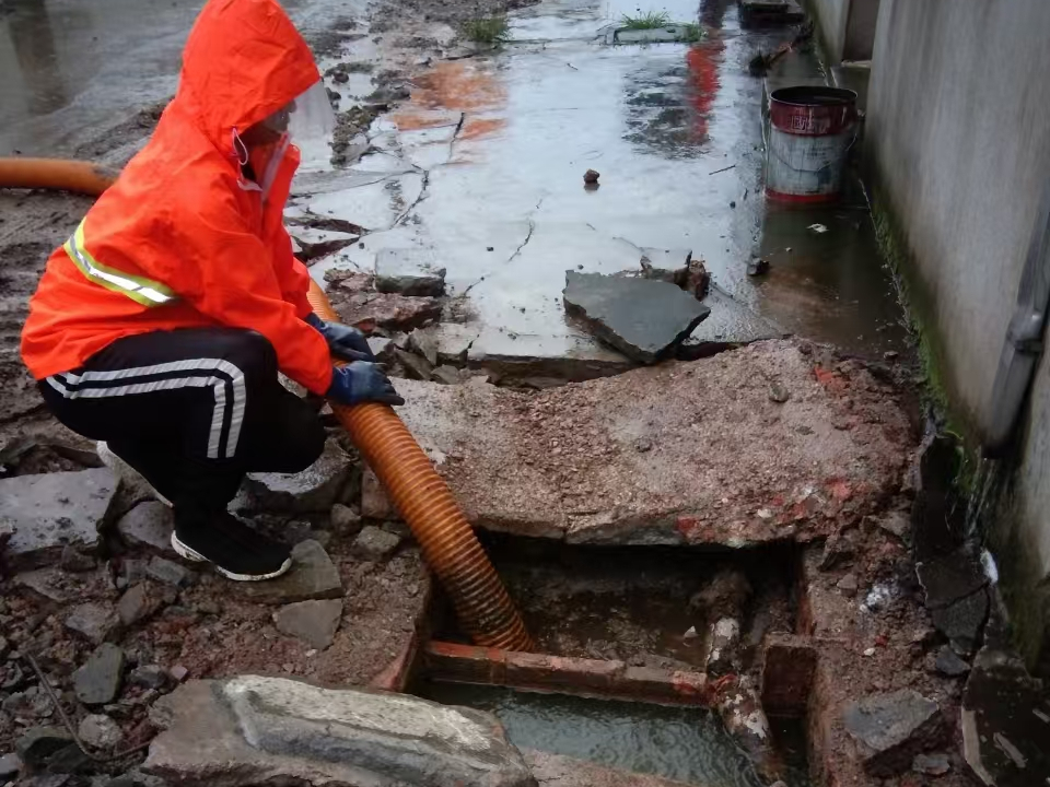 月湖专业清理污水池 炜誉市政以规范流程守护城市 “肠道”