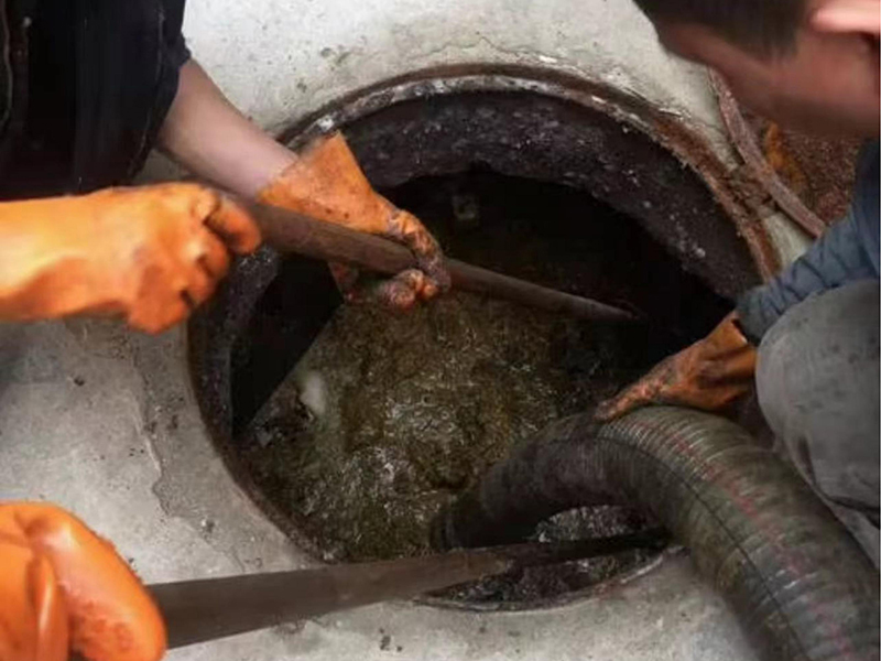 月湖清理化粪池时如何避免沼气的危害?